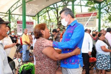 En Tapachula, Rutilio Escandón entrega tarjetas de nueva incorporación a pensiones para personas adultas mayores