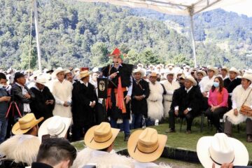 En Chamula, Rutilio Escandón inaugura la construcción del camino Joltzemen-Yutbash