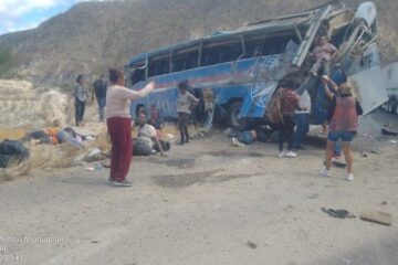 Once migrantes mueren al volcar autobús en la carretera