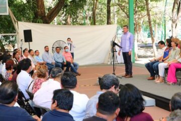 Rutilio Escandón entrega escrituras públicas a 100 familias de la región Soconusco