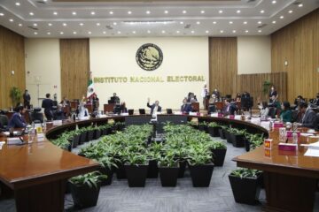 Más de 140 empleados del INE presentan primer amparo contra reforma electoral