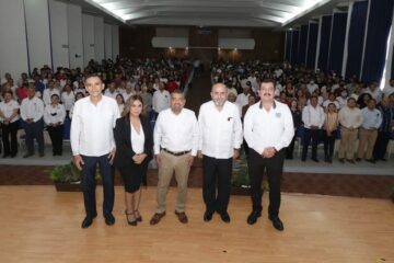 Conversa Javier Jiménez con alumnos de Contaduría de la Unach
