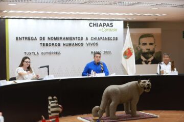 Rutilio Escandón entrega nombramientos Tesoros Humanos Vivos de Chiapas