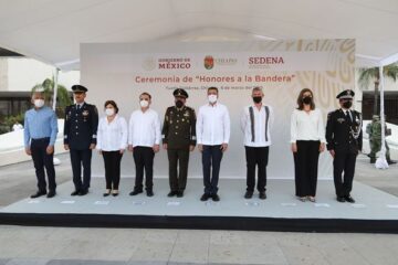 Rutilio Escandón encabeza honores a la bandera, en la Explanada del Parque Central de Tuxtla Gutiérrez