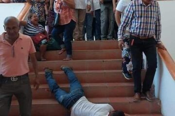Se cae al salir a prisa durante simulacro de sismo en chiapa de corzo pueblo magico