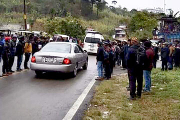 Bloquean a la altura de la comunidad El Muro del municipio de Oxchuc