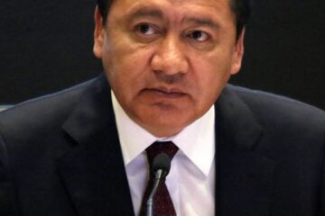 Senadores del PRI inician reunión; Osorio Chong podría ser removido como líder de la bancada