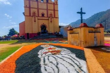 En San Felipe Ecatepec, municipio de San Cristóbal de las Casas Chiapas, así celebran la Semana Santa, todo elaborado con aserrin.