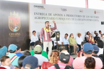 Rutilio Escandón entrega insumos agropecuarios y pesqueros a habitantes de la Región Istmo-Costa