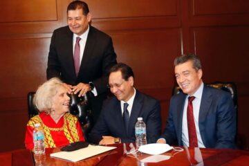 Rutilio Escandón atestigua entrega de la Medalla Belisario Domínguez a Elena Poniatowska
