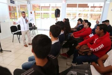 Rutilio Escandón Cadenas interactua con jóvenes universitarios
