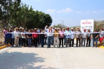 Rosales Zuarth inauguró la calle en el ejido Cristóbal Obregón