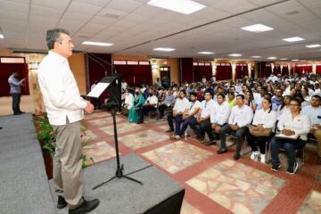 Desde Palenque, Rutilio Escandón hace justicia laboral al personal de salud