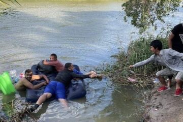 Con sogas y botellas de plástico, migrantes se lanzan al río Bravo para llegar a EU ante desesperación
