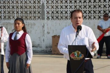 Mariano Rosales encabeza homenaje a la bandera por conmemoración del Día del Trabajo