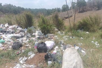 Así la basura en la  carretera federal que conduce de #Bochil a Soyaló, pero el alcalde Sergio Zenteno pretende reelegirse cuando un tema tan grave como es la basura,  no ha podido resolver en Bochil, mientras que su esposa Iris Adriana pretende la alcaldía de Ixtapa, dónde ya encabeza actos políticos. Mary Jose Díaz/F&S