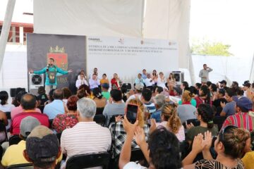 Rutilio Escandón entrega escrituras a 50 familias de Suchiate tras años de espera