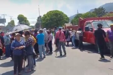 Otro grupo de personas, de la comunidad San Felipe Ecatepec, instalan bloqueo total sobre la Carretera Panamericana (vía libre a Tuxtla Gutiérrez), a la altura de una agencia automotriz de San Cristóbal de Las Casas, por lo que se pide extremar precauciones y evitar la vía
