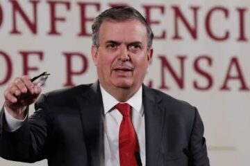 «Es persona non grata e ignorante»; Ebrard responde a senador que dijo que México, sin EU, comería comida para gatos