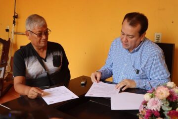 Mariano Rosales entrega constancia de posesión del terreno para casa del maestro jubilado o pensionado