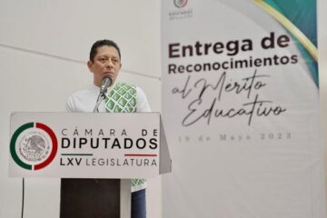 Ante docentes, Llaven Abarca señala que la educación es un derecho y no un privilegio