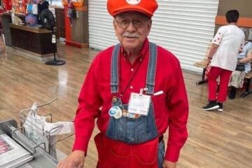 Abuelito empacador se disfrazo de Mario Bross para unirse al fesejo del dia del niño Fue en Torreón, Coahuila, donde el señor Alberto se vistió de Mario Bros este Día del Niño, para asistir a su trabajo de empacador en el supermercado.