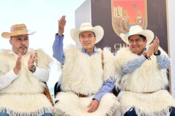 En Chamula, Rutilio Escandón inauguró los caminos Tzajaltetic-Los Ranchos-Corralito y Yakampot-Yaalchitom