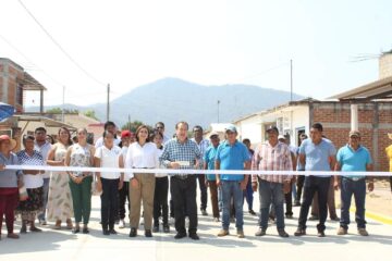 Alcalde Mariano Rosales entrega calles pavimentadas en Pancho Villa