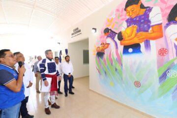 En San Juan Cancuc, Rutilio Escandón entrega Casa Materna, ambulancia e insumos médicos a parteras