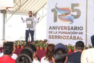 Asiste Javier Jiménez a entrega de escrituras públicas en Berriozábal