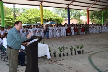 El alcalde de Villaflores visita las secundarias del municipio