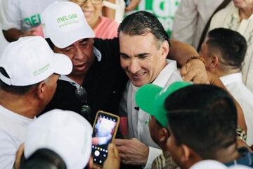 Melgar presenta informe y sus seguidores le gritan “gobernador, gobernador”