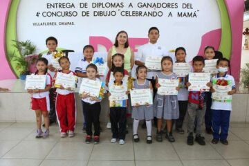 Margarita Sarmiento entrega premios a niñas y niños ganadores de concurso de dibujo