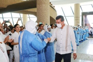 Entrega Rutilio Escandón reconocimientos al personal de salud por su desempeño durante la pandemia de COVID-19