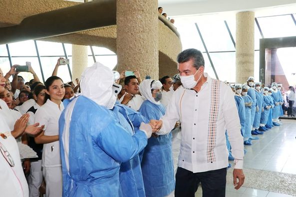 Entrega Rutilio Escandón reconocimientos al personal de salud por su desempeño durante la pandemia de COVID-19