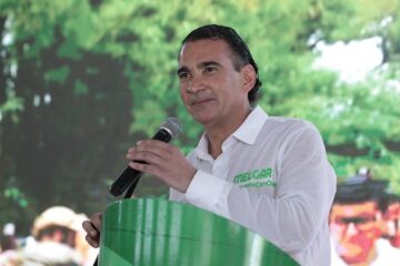 Melgar presenta informe y sus seguidores le gritan “gobernador, gobernador”