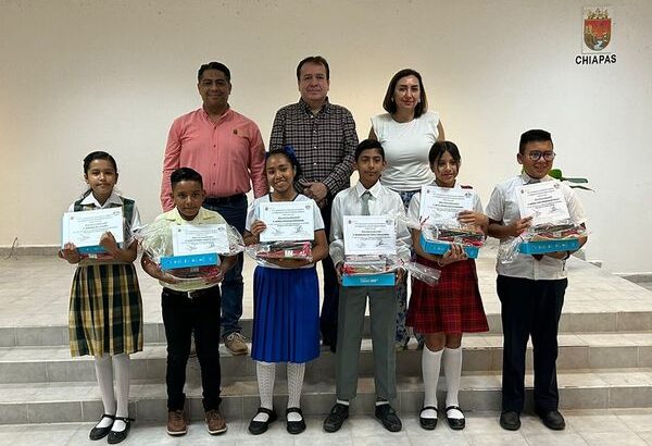 Mariano Rosales entrega incentivos a participantes de Olimpiada del Conocimiento Infantil 2023