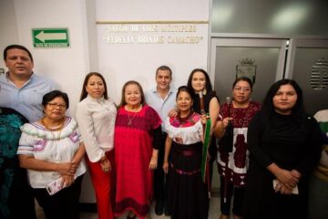 Inscriben en letras doradas el nombre de Fidelia Brindis Camacho en Sala de Usos Múltiples
