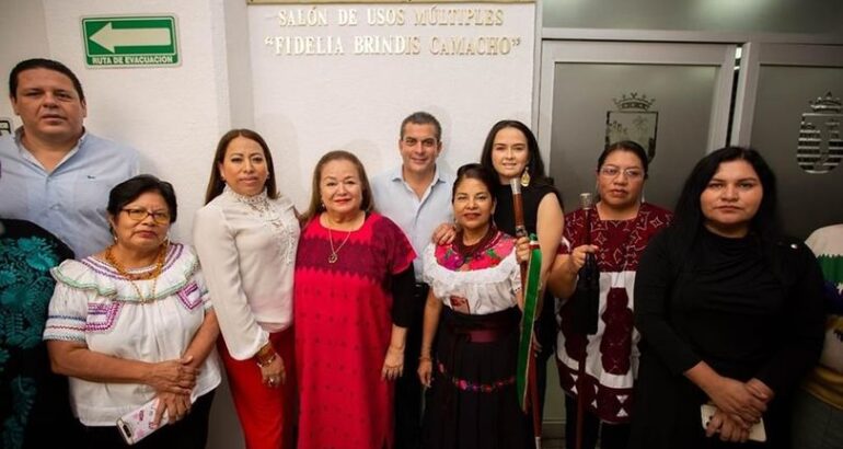 Inscriben en letras doradas el nombre de Fidelia Brindis Camacho en Sala de Usos Múltiples