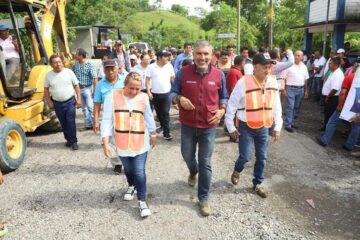 Arranca pavimentación de calles en beneficio de familias de Ixtacomitán: Ángel Torres