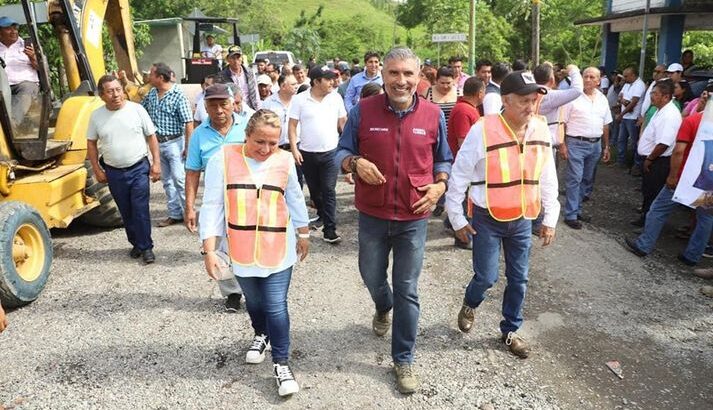 Arranca pavimentación de calles en beneficio de familias de Ixtacomitán: Ángel Torres