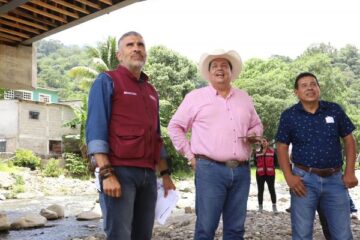 Constata Ángel Torres avance de puente en Ixhuatán
