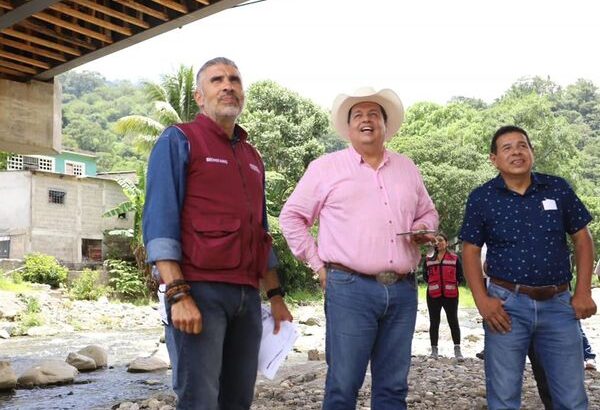 Constata Ángel Torres avance de puente en Ixhuatán