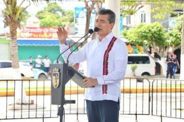 Rutilio Escandón y titular de Conapesca entregan de tarjetas del Bienestar a beneficiarios de Bienpesca