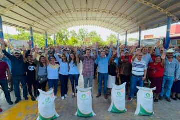 Mariano Rosales y Sasil de León entregan fertilizante en Guadalupe Victoria