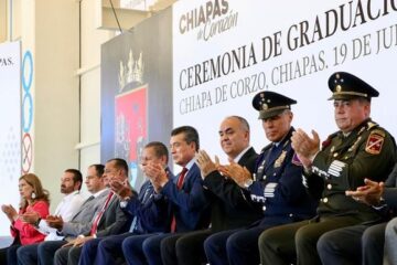 Rutilio Escandón felicita a la primera generación graduada de la Licenciatura en PC y Piloto Aviador de la Enaproc