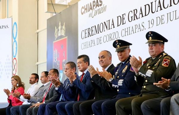 Rutilio Escandón felicita a la primera generación graduada de la Licenciatura en PC y Piloto Aviador de la Enaproc
