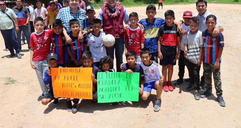 Mariano Rosales y Ángel Torres anuncian campo de fútbol en Chanona