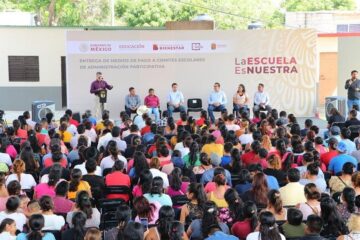 En Ocozocoautla, Rutilio Escandón entregó medios de pago del programa La Escuela es Nuestra