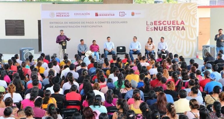 En Ocozocoautla, Rutilio Escandón entregó medios de pago del programa La Escuela es Nuestra